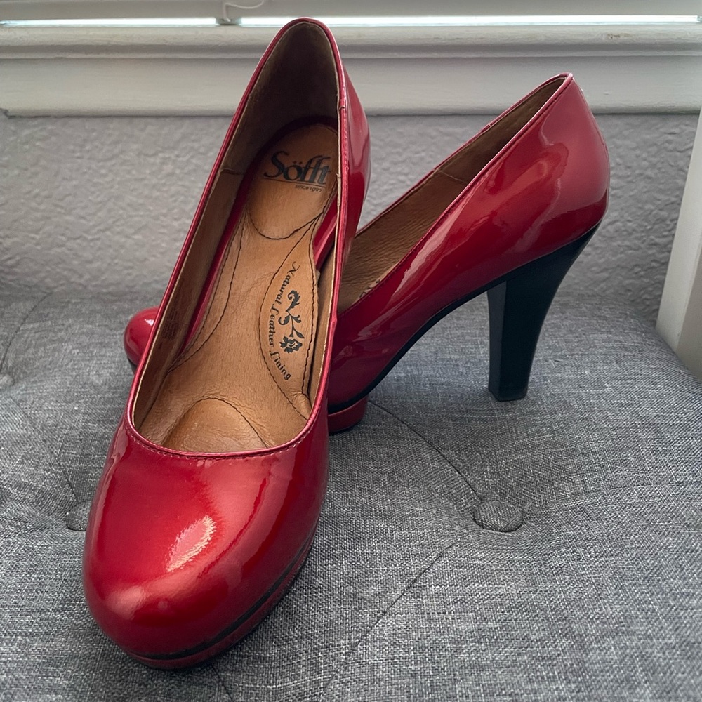 Sofft deep red patent size 8